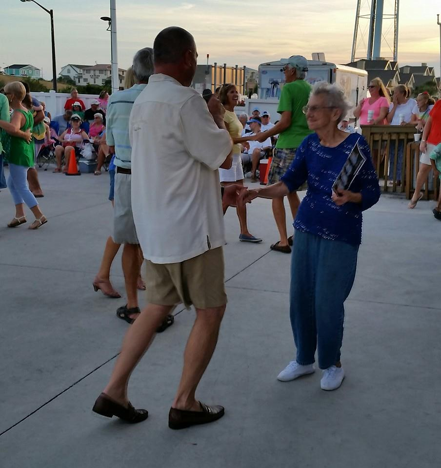 couple dancing shag carolina beach music